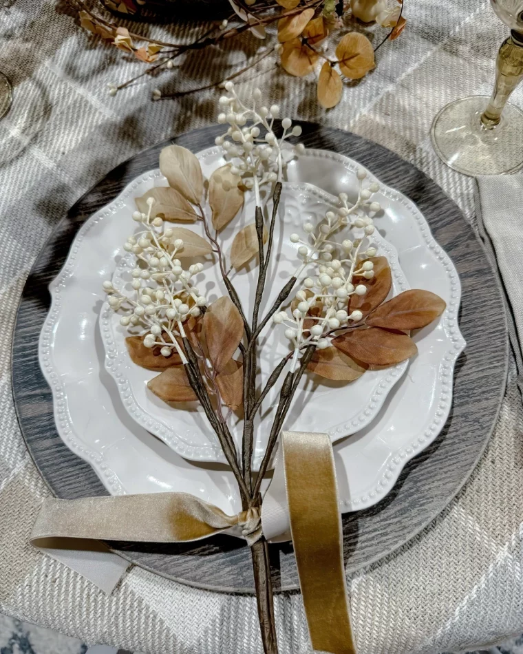 branches sechees assiette ronde blanche nappe carreaux beige gris