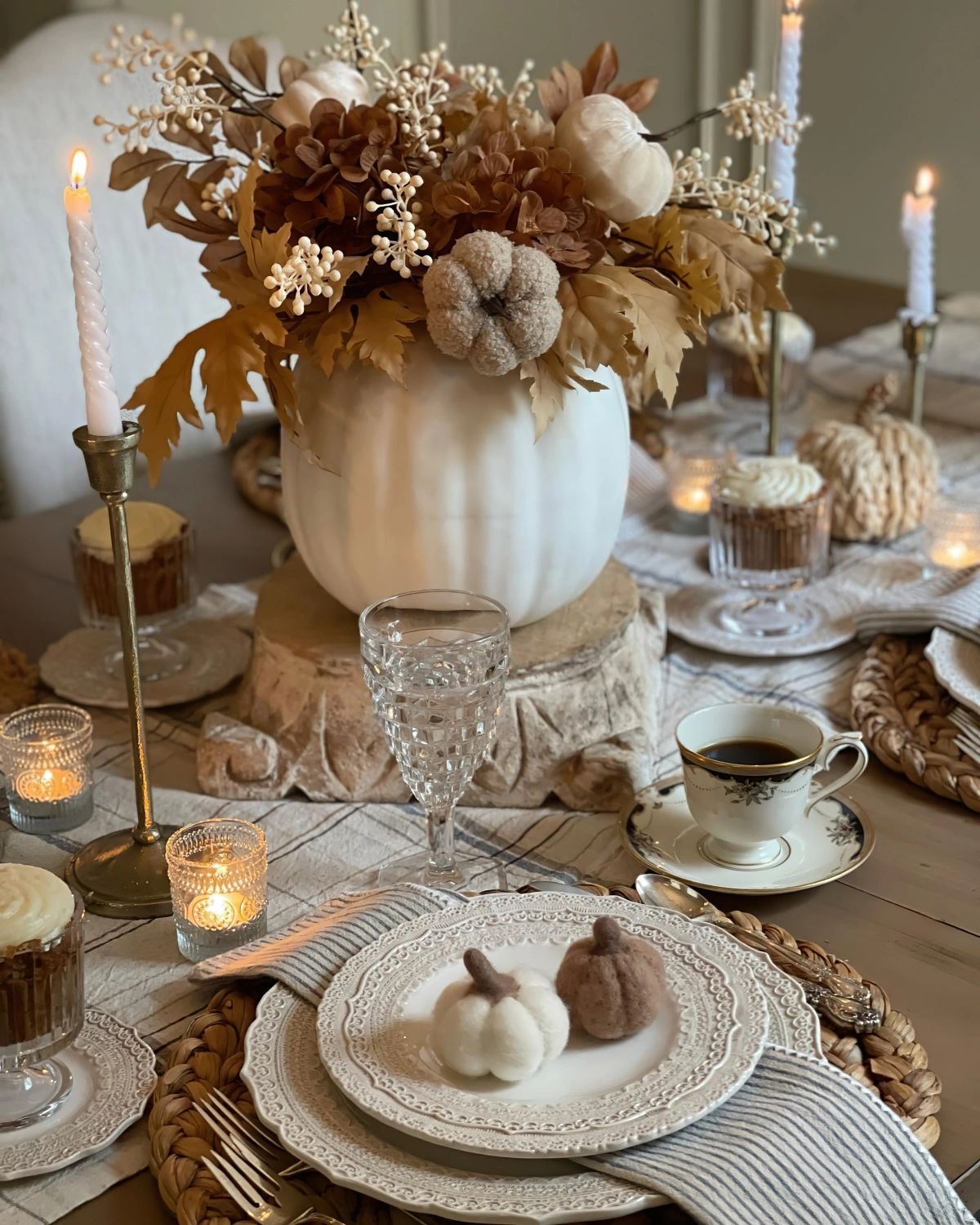 centre de table automne citrouille vase feuilles sechees citrouille tissu