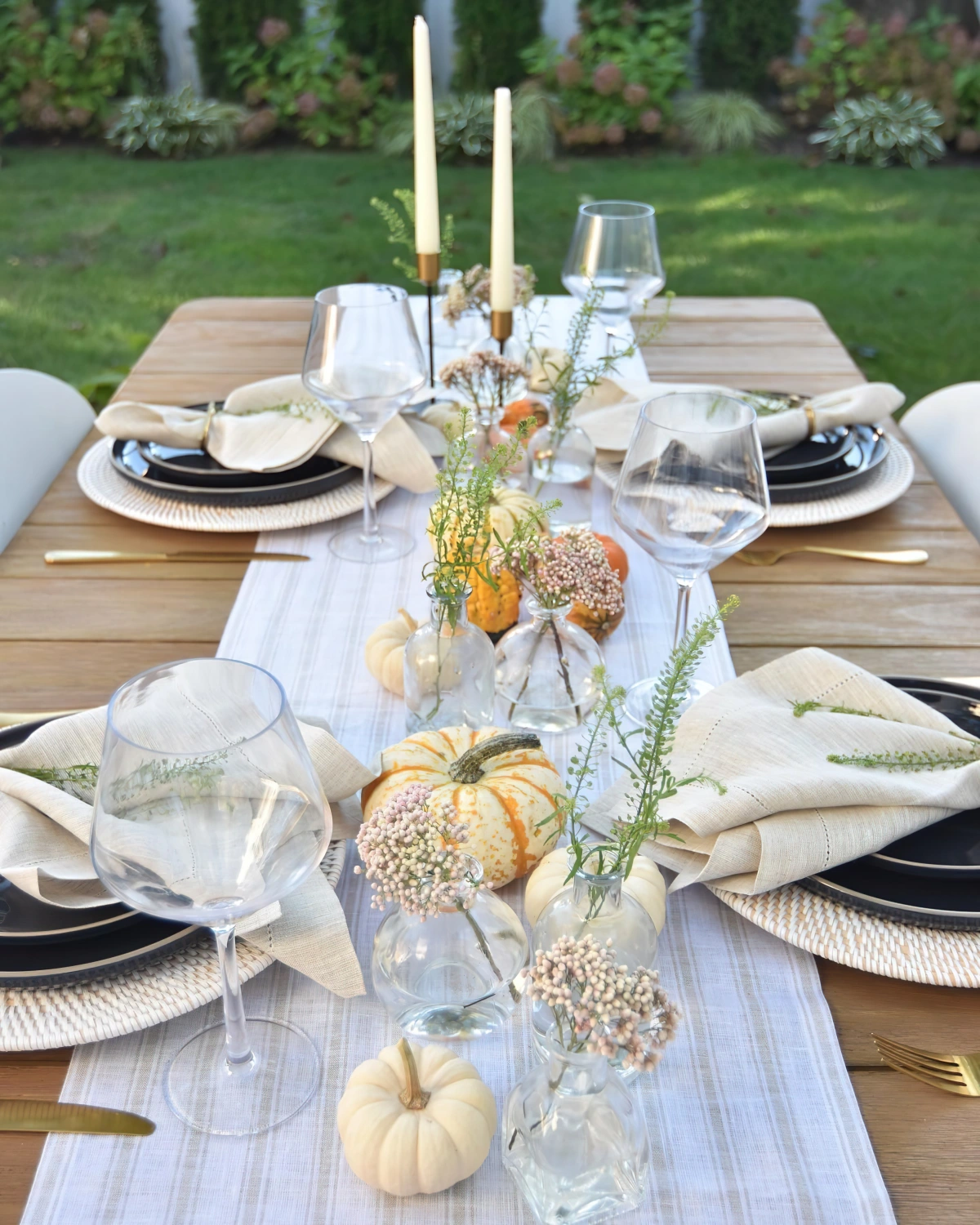 chemin de table automne blanche citrouilles verre assiettes noires