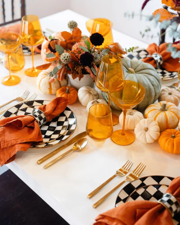 citrouilles centre table verres orange assiette carreaux blanc noir