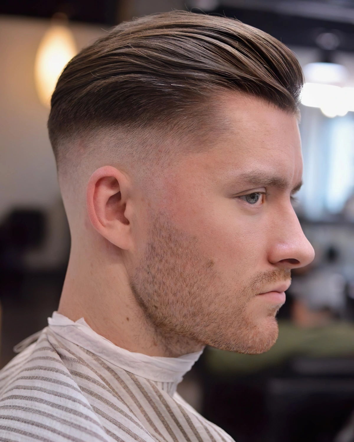 coiffure homme avec barbe courte en arriere cheveux lisses