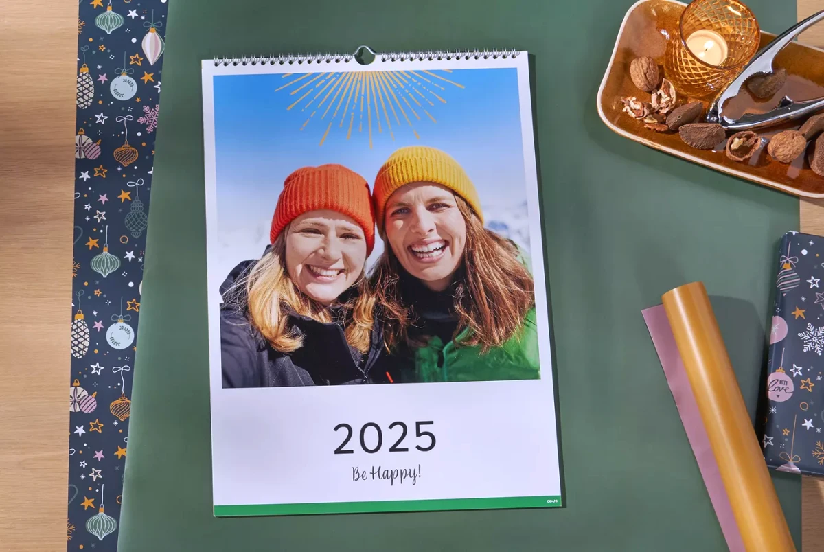 comment creer un calendrier personnalise 2025 photo deux femmes souriantes