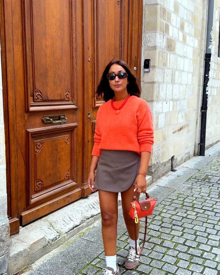 comment porter une jupe courte avec un pull look d automne moderne