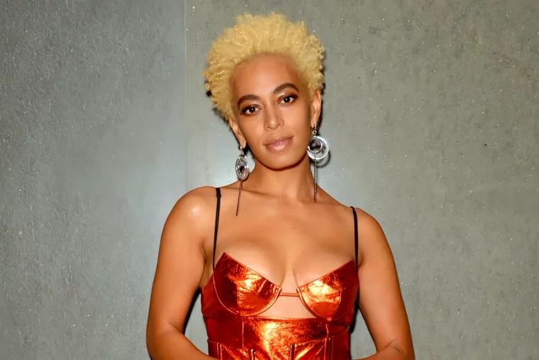 coupe a la garconne femme afro cheveux blonds robe rouge