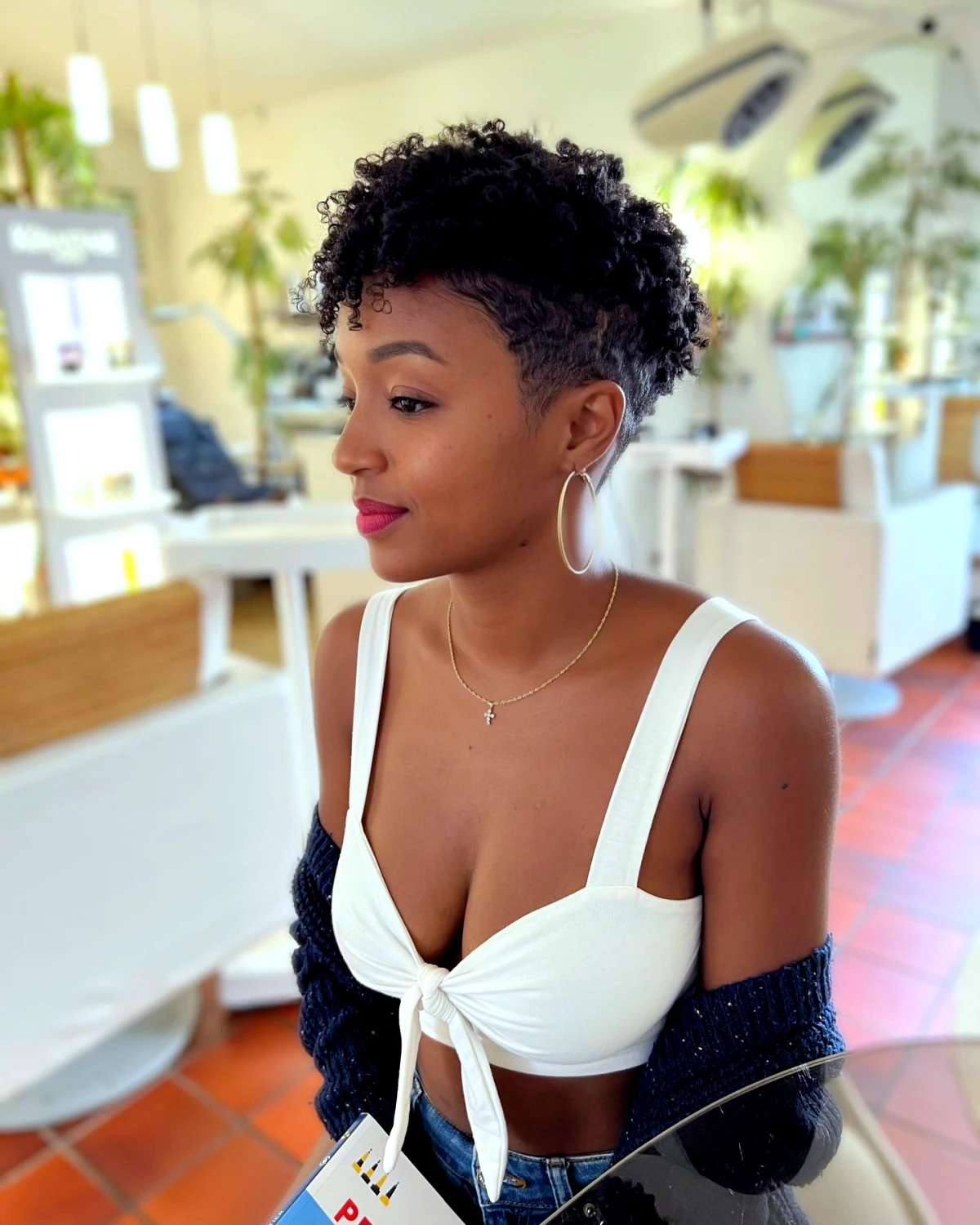 coupe courte pour cheveux frise et epais femme afro