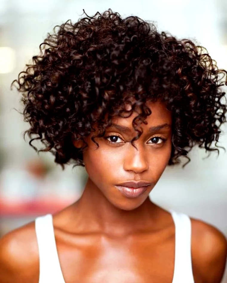 coupes courtes cheveux épais et volumineux pour femmes