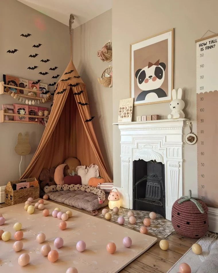 deco chambre d enfant tipi fausse cheminee chauves souris papier noir