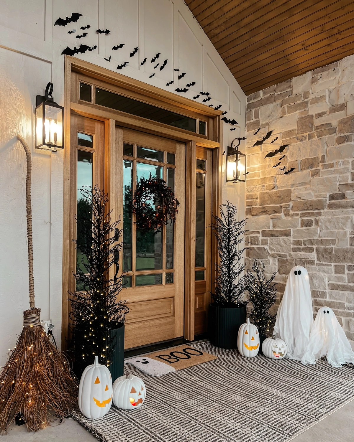 deco halloween exterieur porte entree tapis boo fantomes diy balai