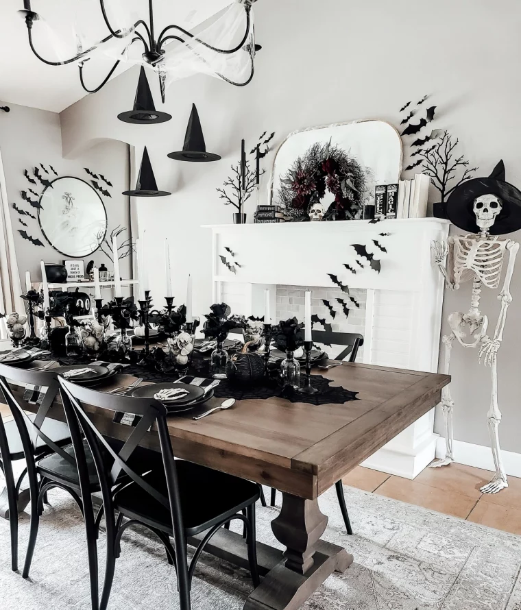 deco table halloween chemin noir assiettes rondes bougeoirs miroir