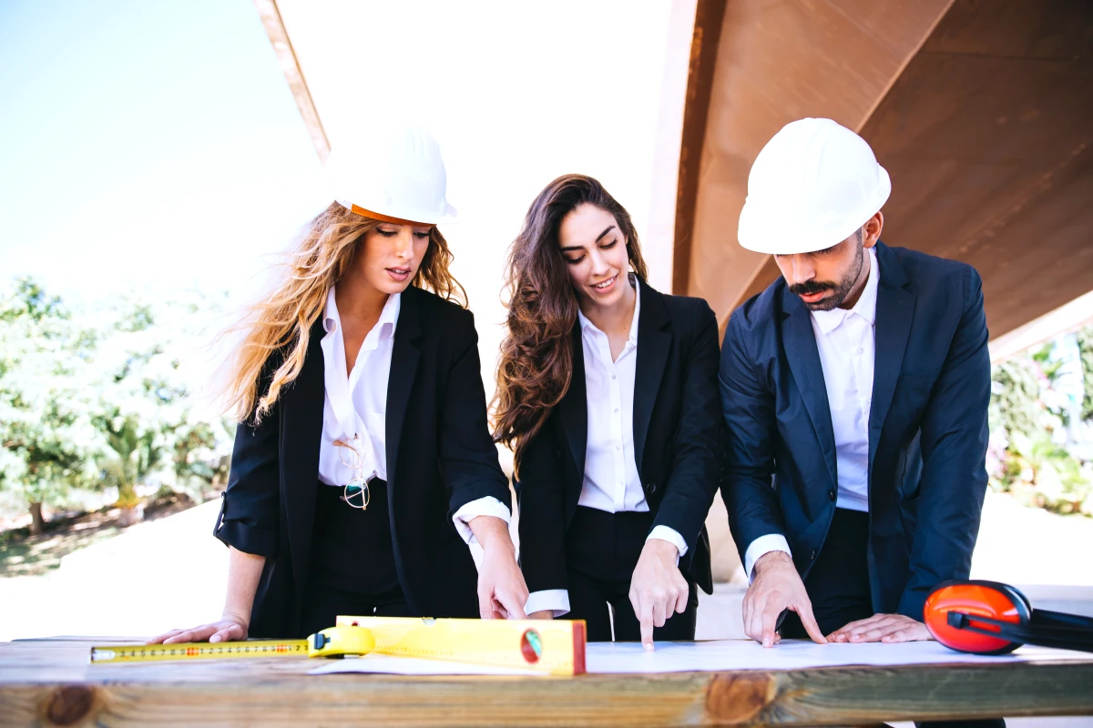 des architectes qui travaille sur la construction d une nouvelle maison