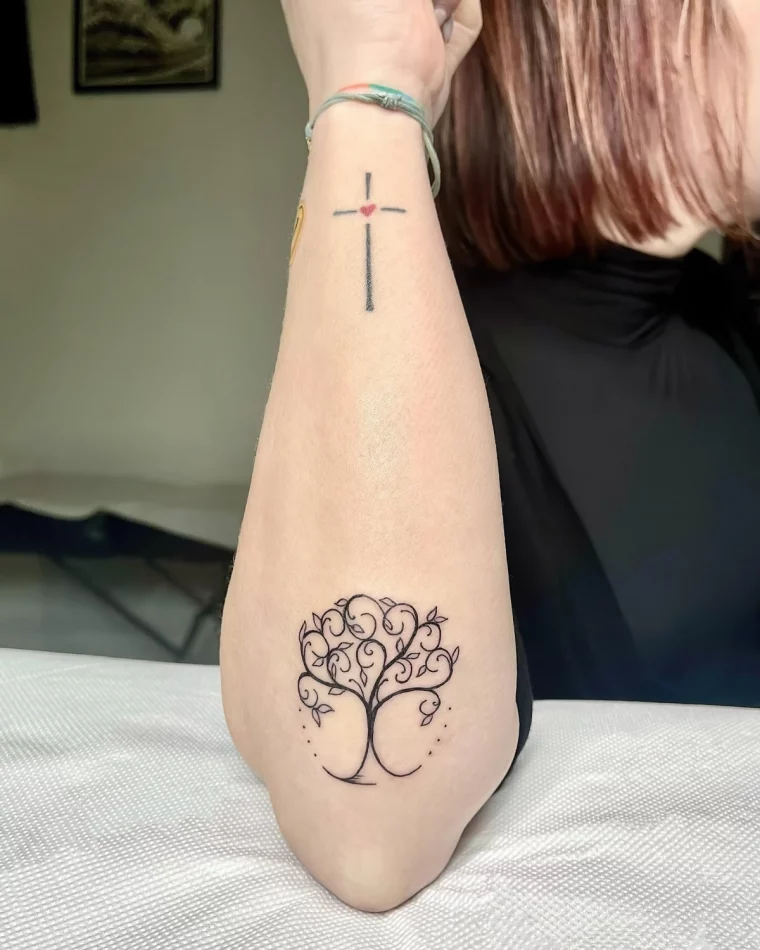 dessin arbre de vie tattoo coude symbole croix coeur amour poignet