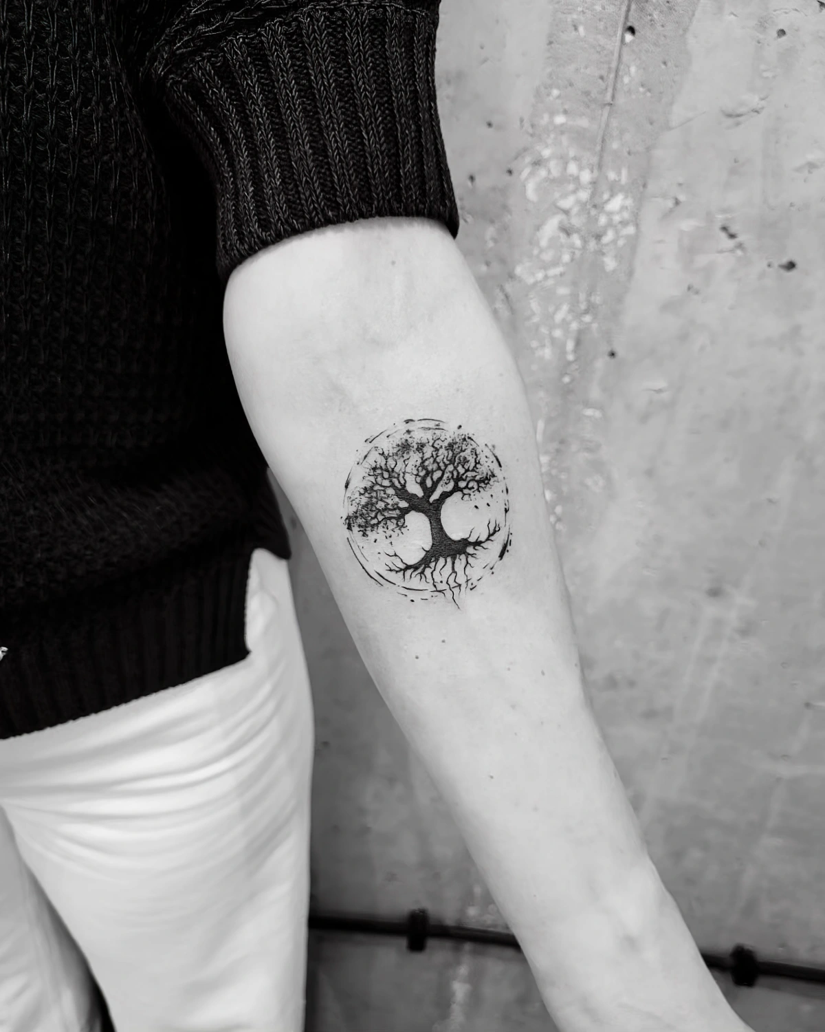 dessin minimaliste tatouage bras femme cercle arbre racines