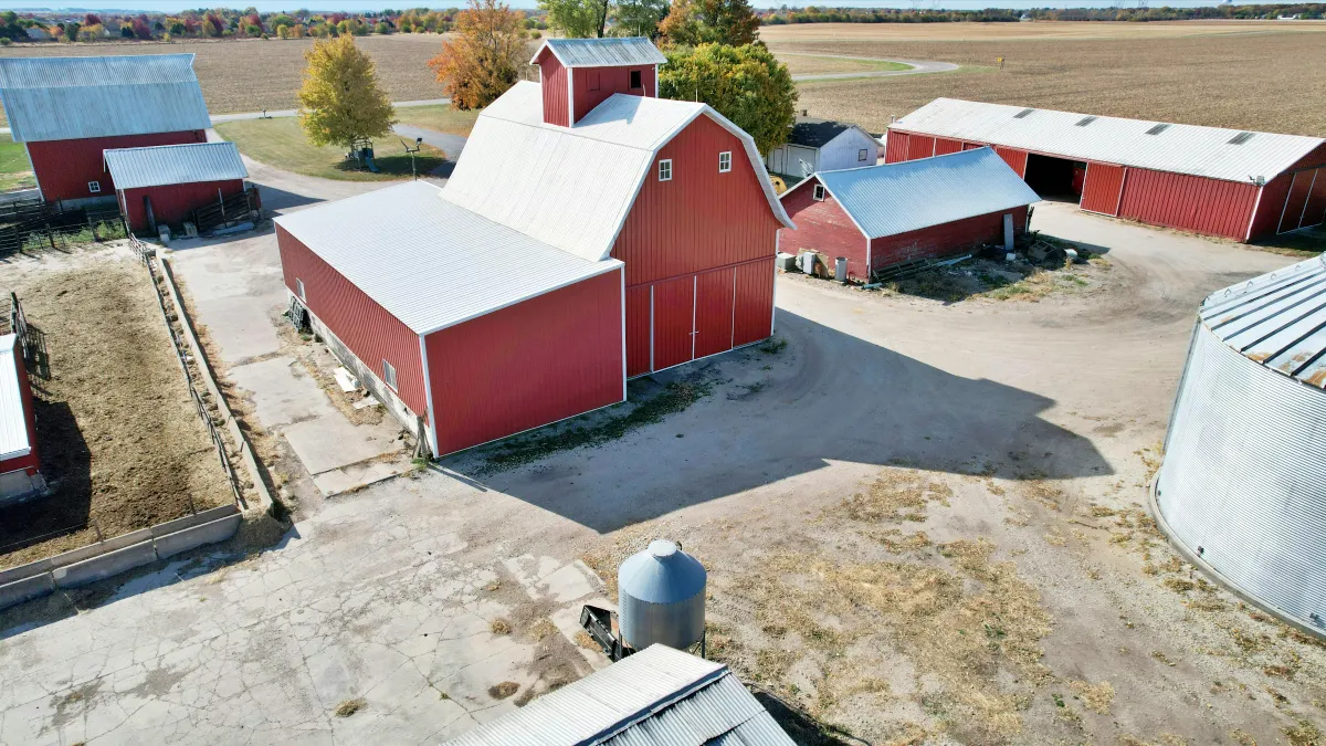 grand bâtiment de couleur rouge foncé pour le stockage de produits agricoles