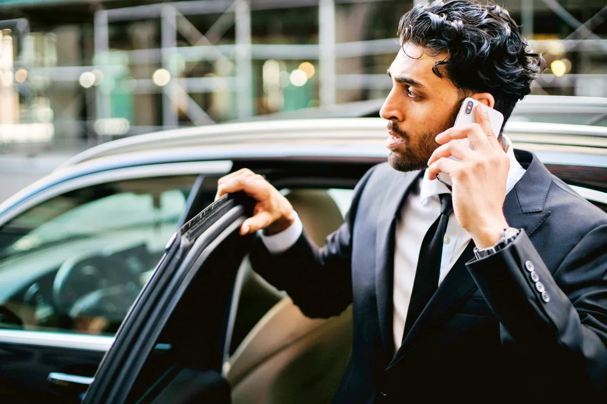 homme cheveux frises qui parle au telephone