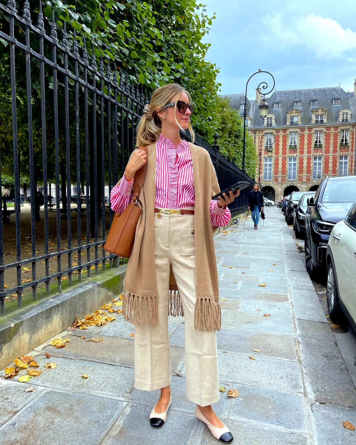 idee de look bohele chic autimne veste sans manche pantalon blanc