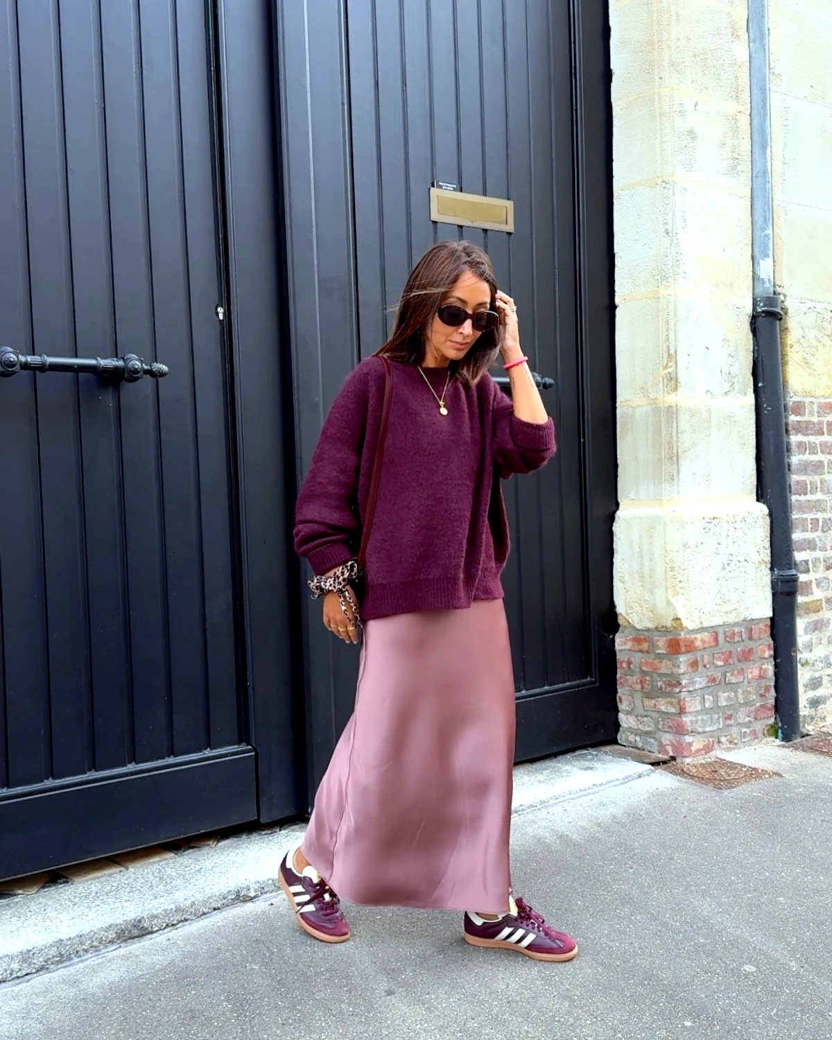 idee de look ensemble tendance pull et jupe bordeau