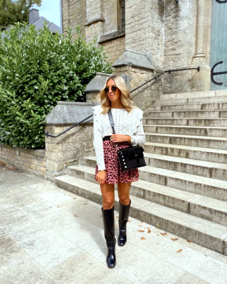 idee de look pull et jupe courte imprime bottes hautes