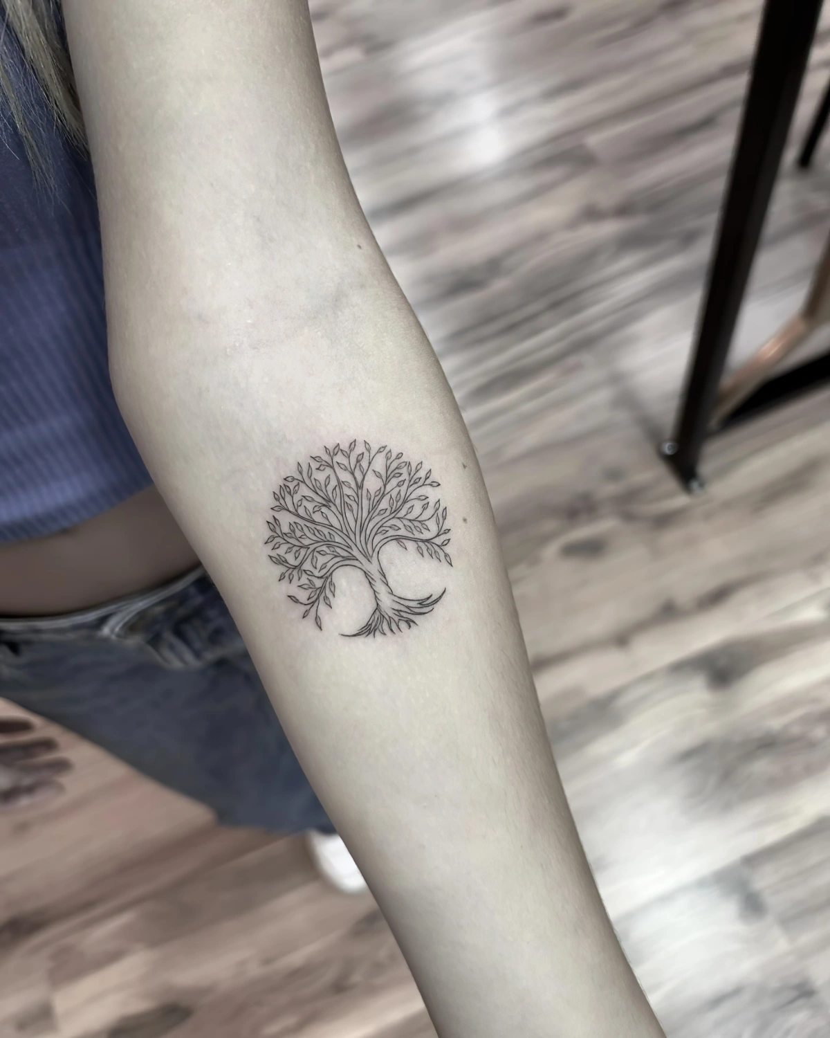 idee tatouage discret bras femme arbre vie racines branches