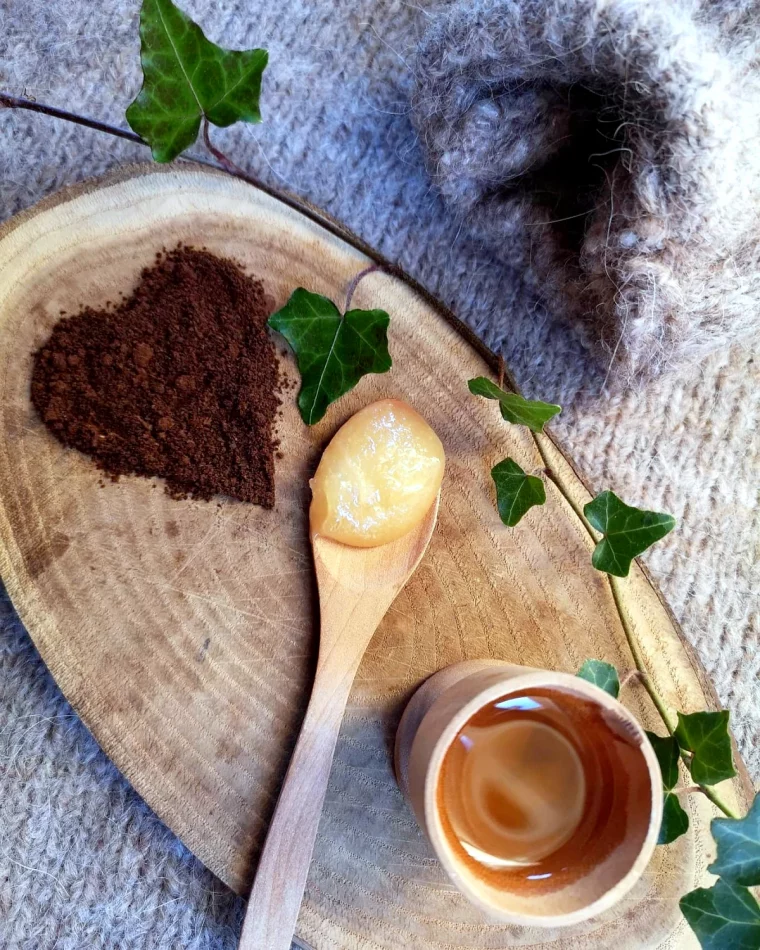 les bienfaits du marc de cafe planche en bois marc de cafe et miel gommage pour le corps