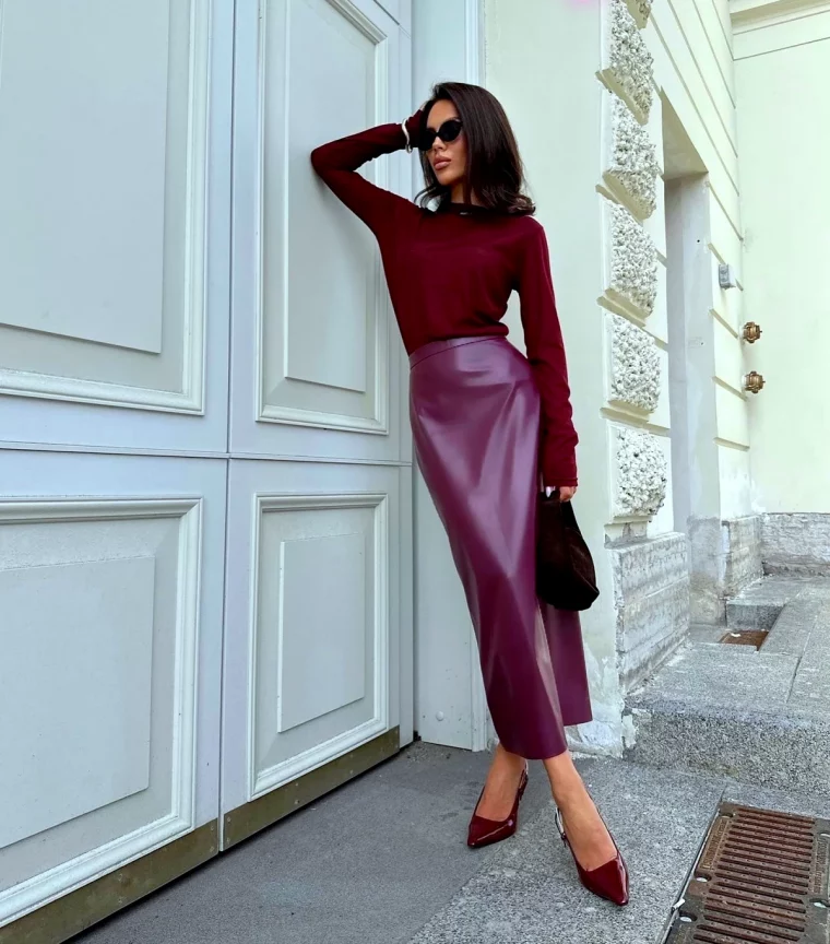 look class bordeaux jupe en cuir crayon avec pull coll roule