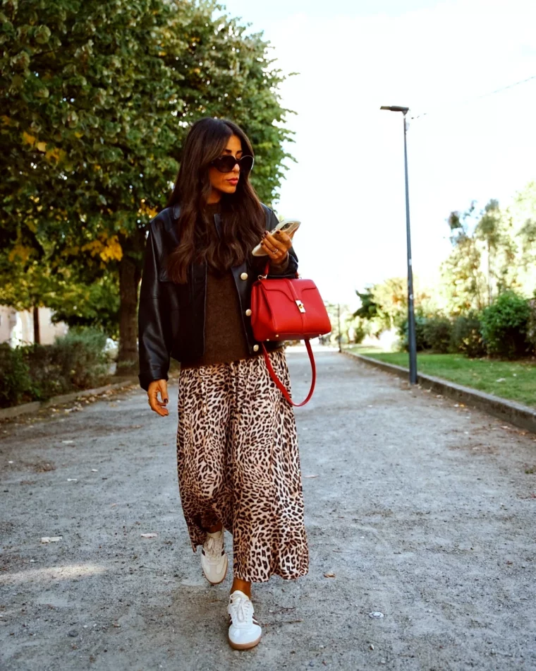 look pull oversiez avec jupe longue en leopard veste en cuir