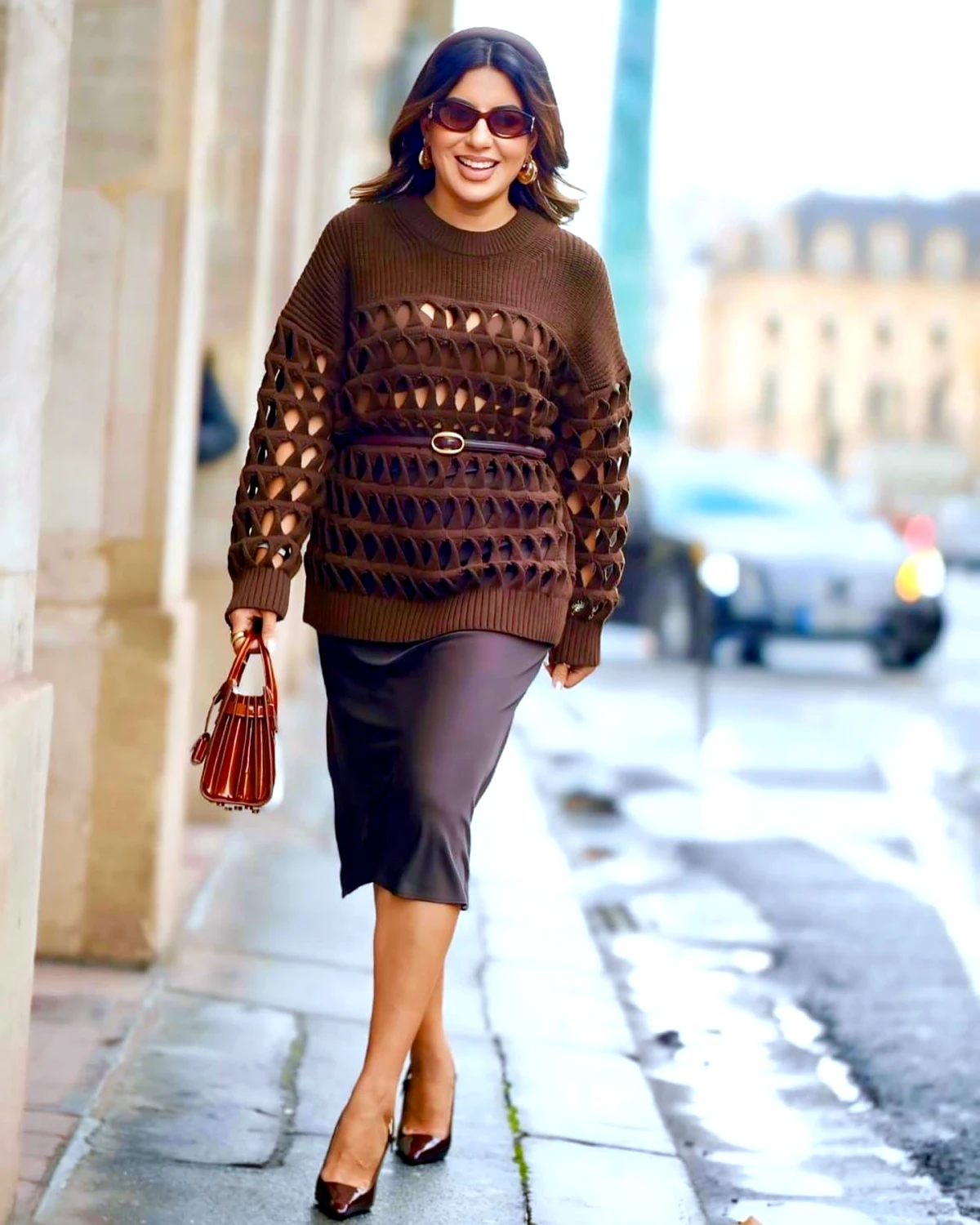 look ultra chic avec une jupe en crayon en cuir pull et petite ceinture mode automne