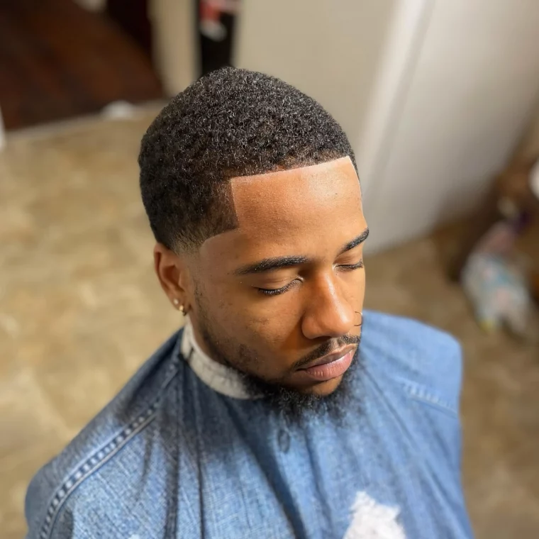 low tapered afro coupe de cheveux tres courts barbe moustache