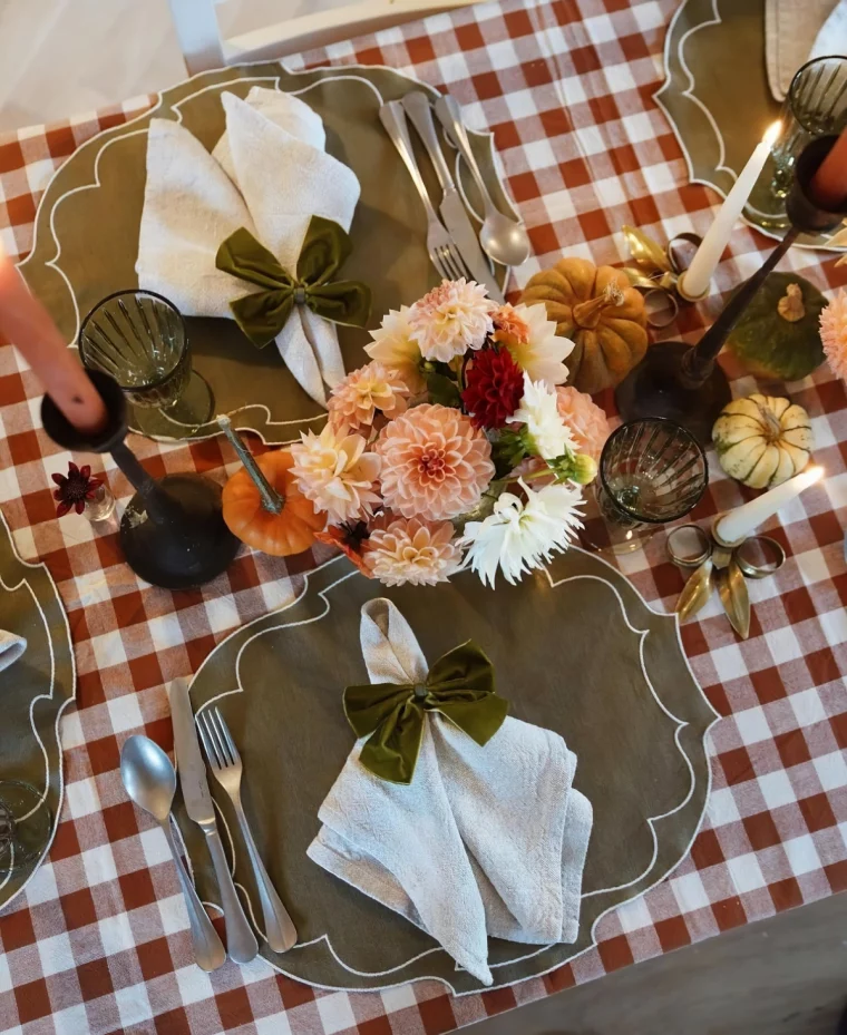 nappe carreaux rouge blanc pliage serviette bougeoirs fleurs