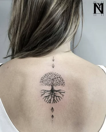 petit tatouage arbre de vie femme dessin dos ornements pendentif