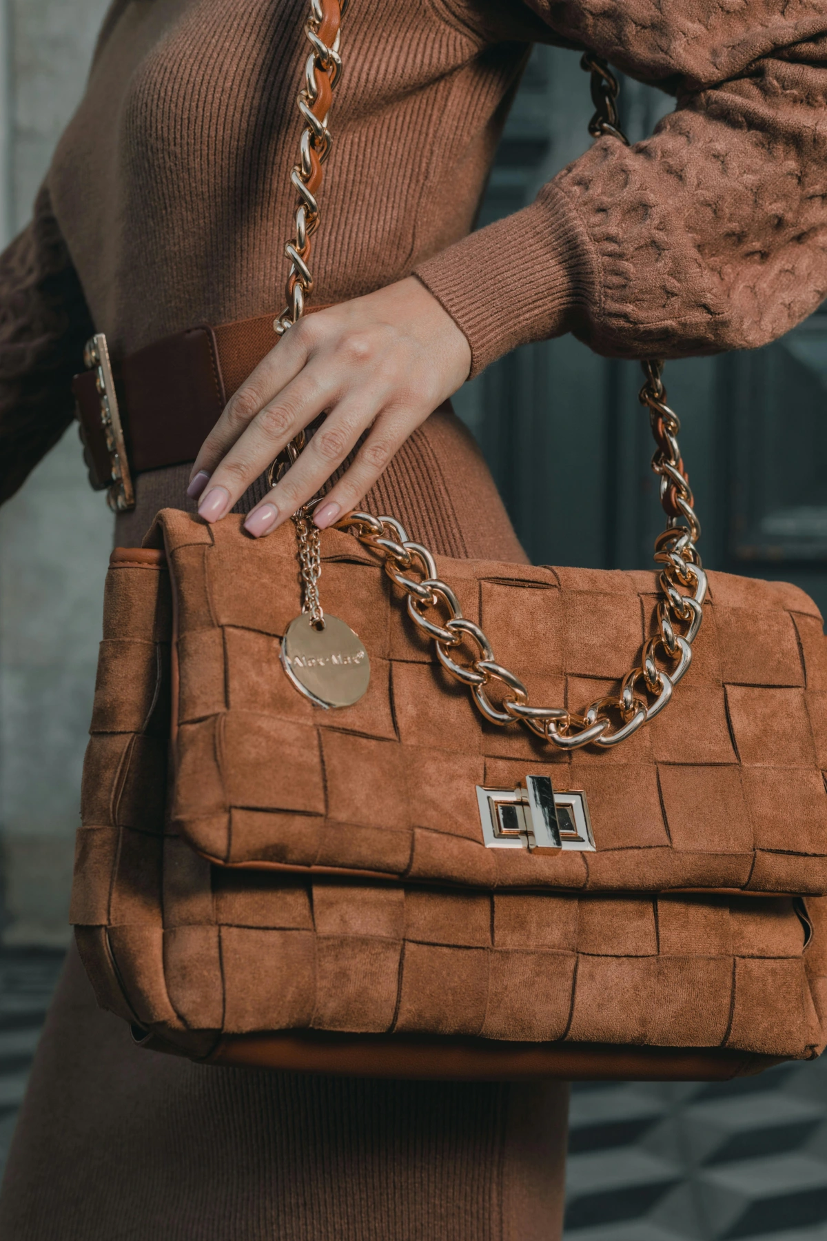 sac main daim couleur marron chaine robe pull marron ceinture