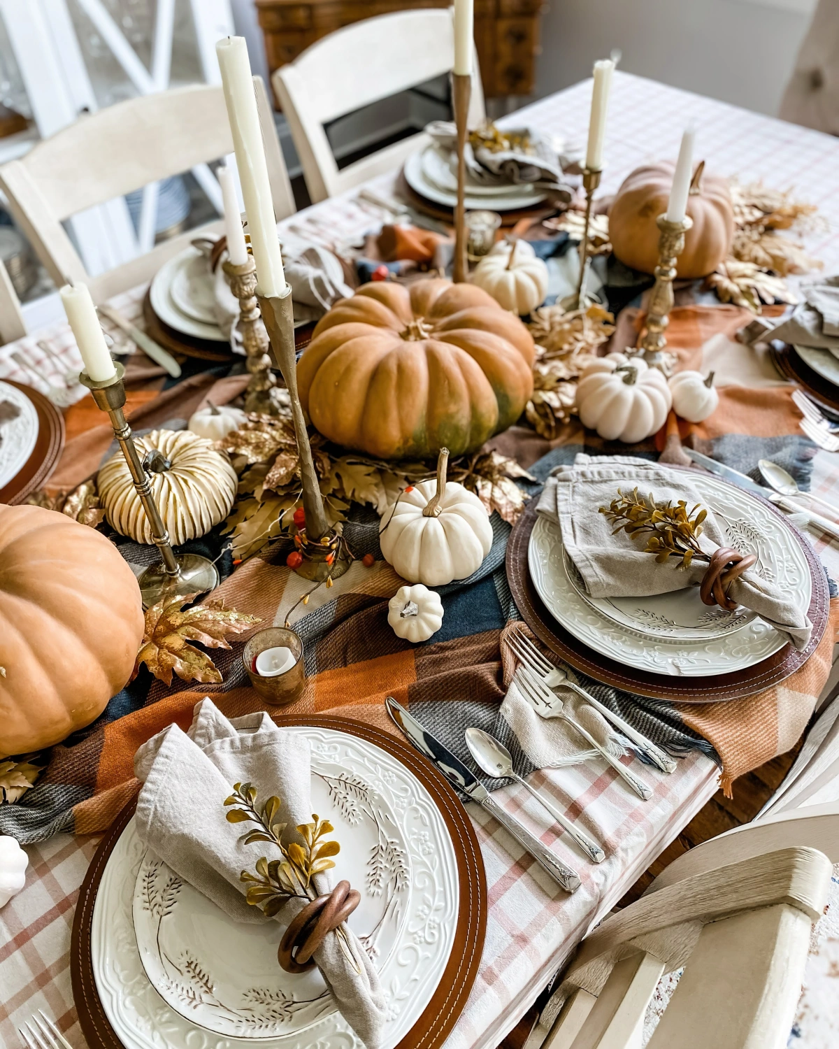 table halloween citrouilles bougeoirs or assiettes pliage serviette