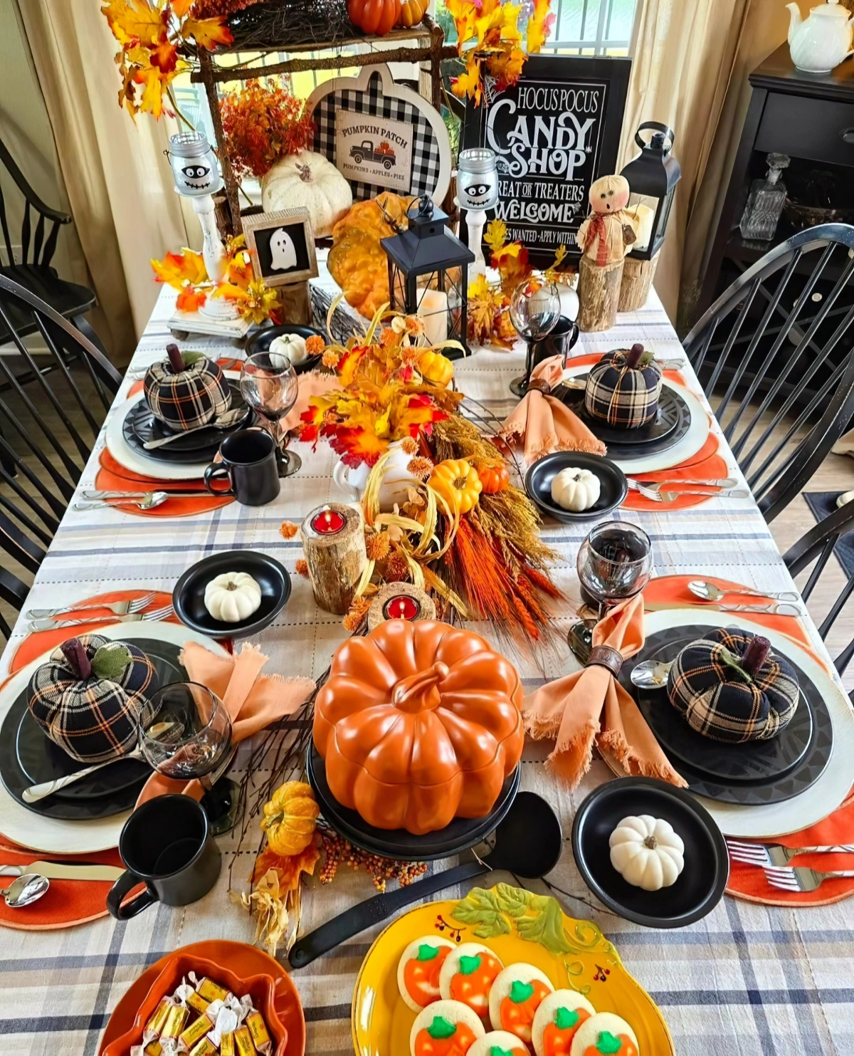 table halloween nappe carreaux blanc noir assiettes noires bol citrouille orange