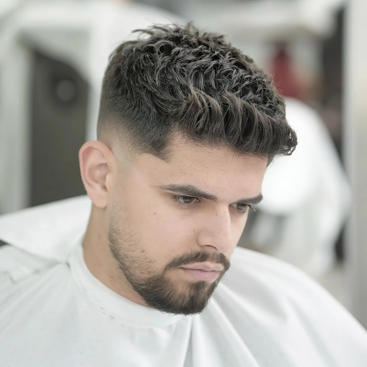 taper coiffure homme cheveux boucles frange en arriere cotes rases