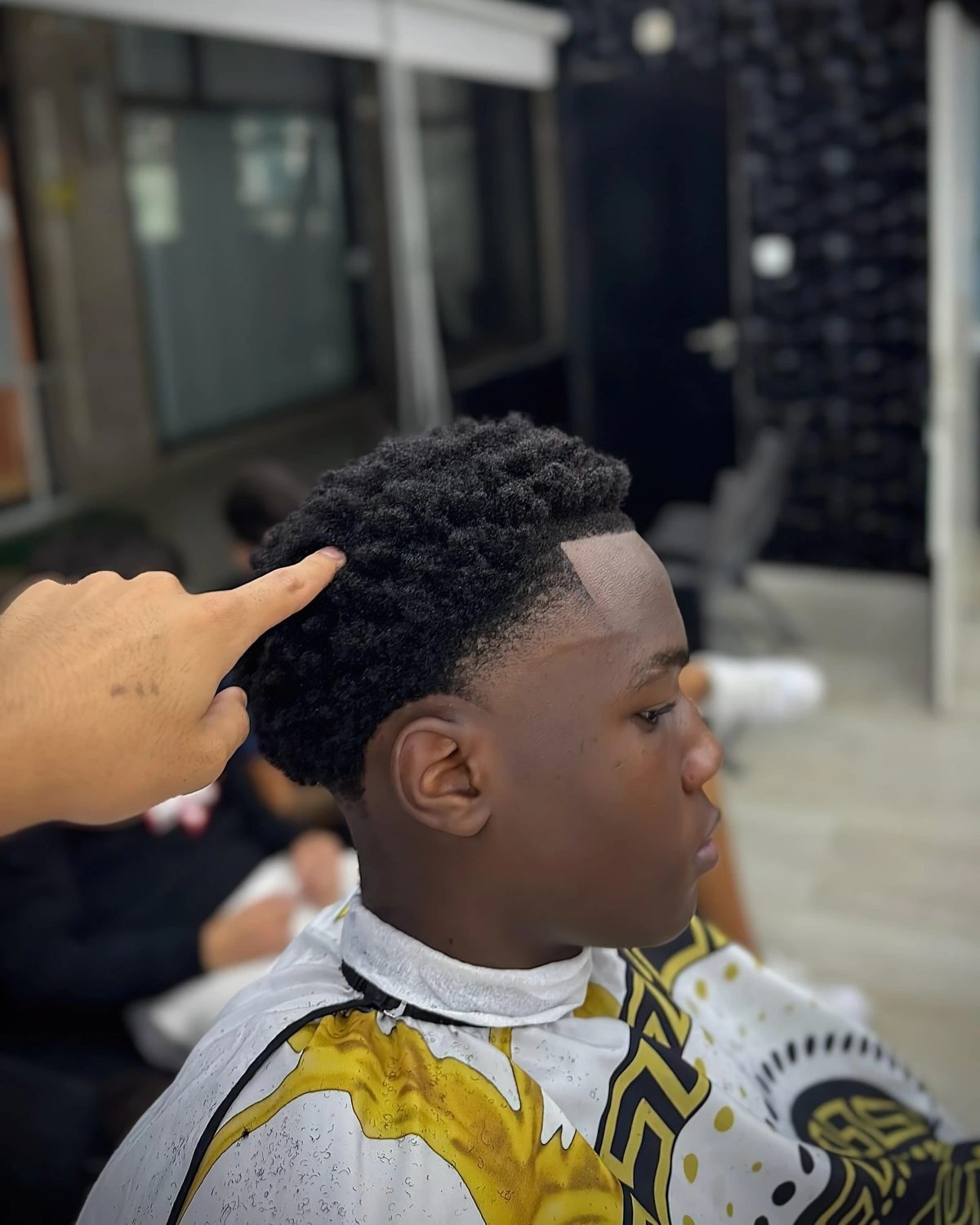 Taper afro : la coupe de cheveux tendance 2024 qui flatte toute ...