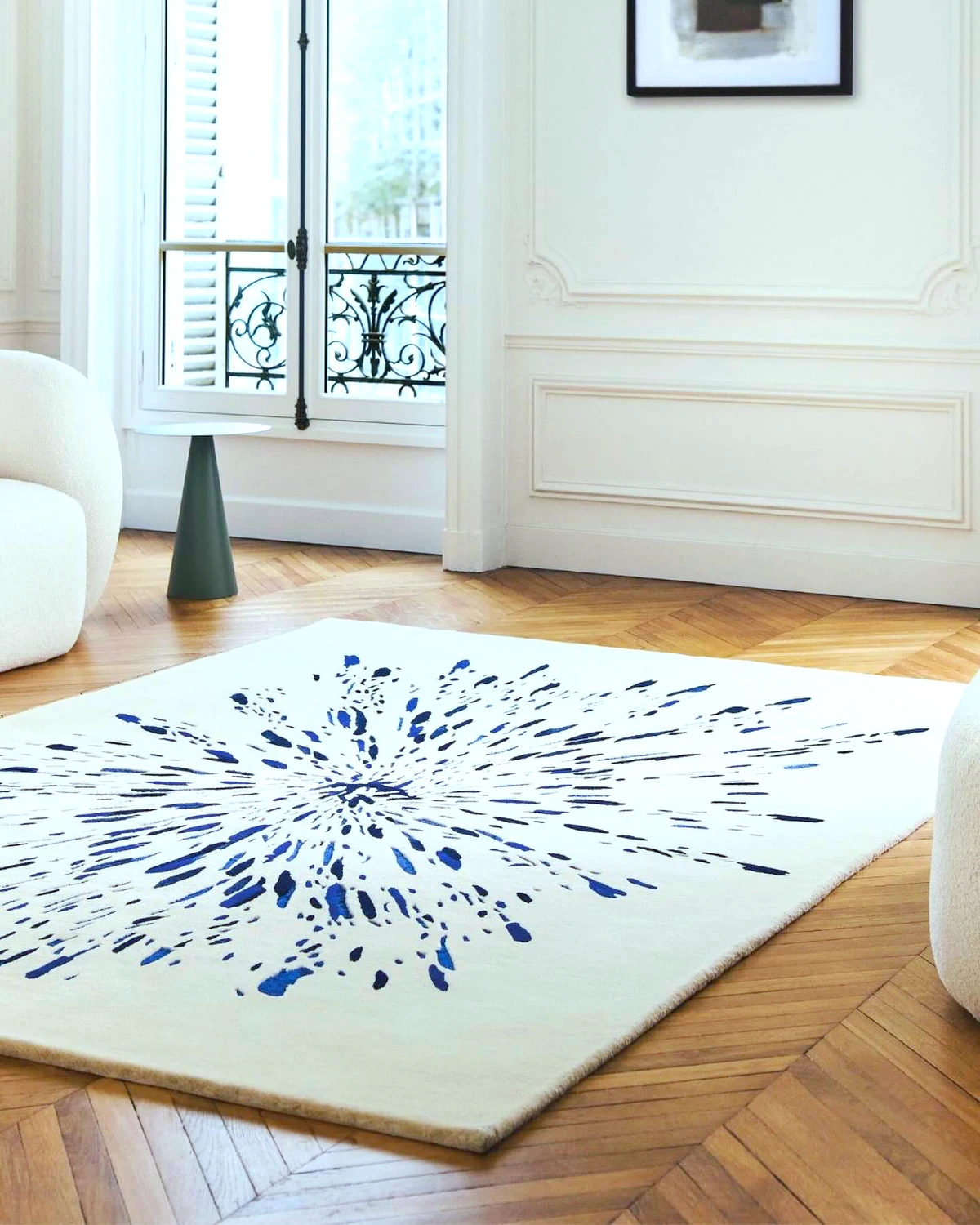 tapis moderne chic blanc avec des taches bleus