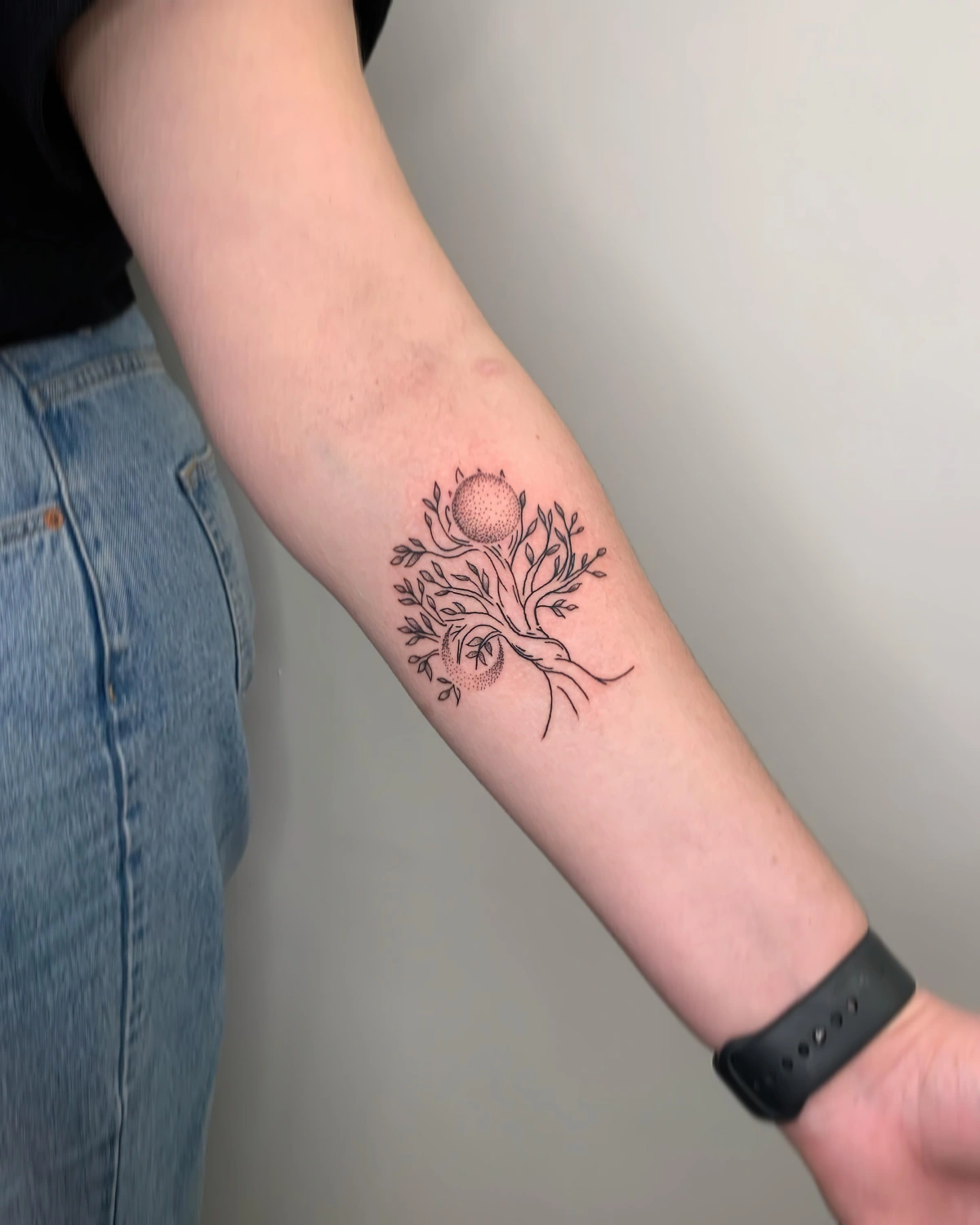 tatouage arbre de vie avant bras corps celestes lune soleil