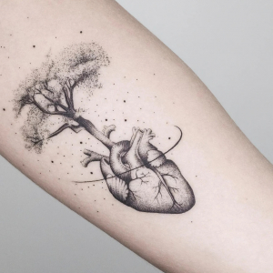 tatouage arbre de vie coeur symbolisme plante realiste