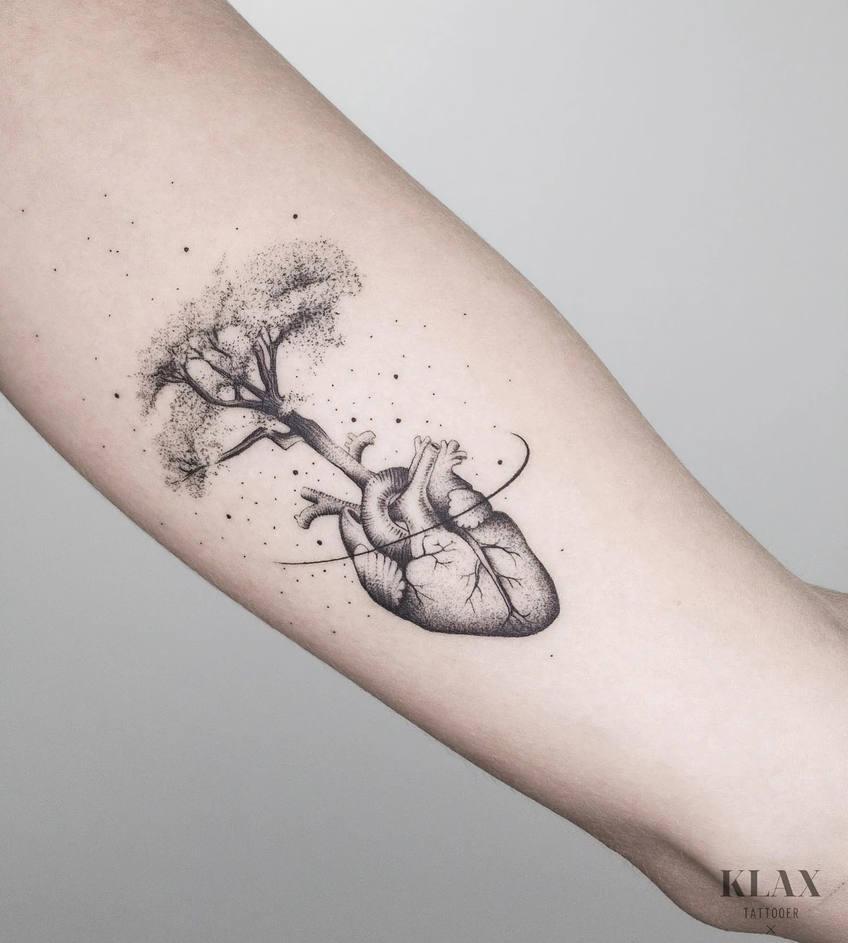 tatouage arbre de vie coeur symbolisme plante realiste