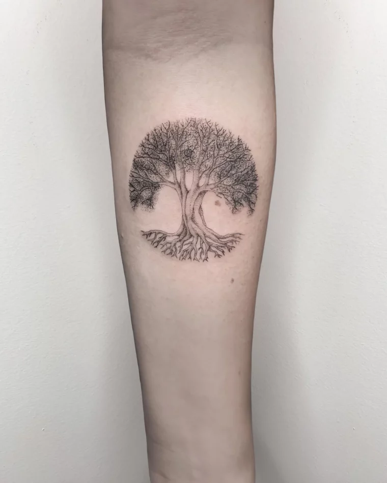 tatouage arbre de vie symbolique branches directions racines