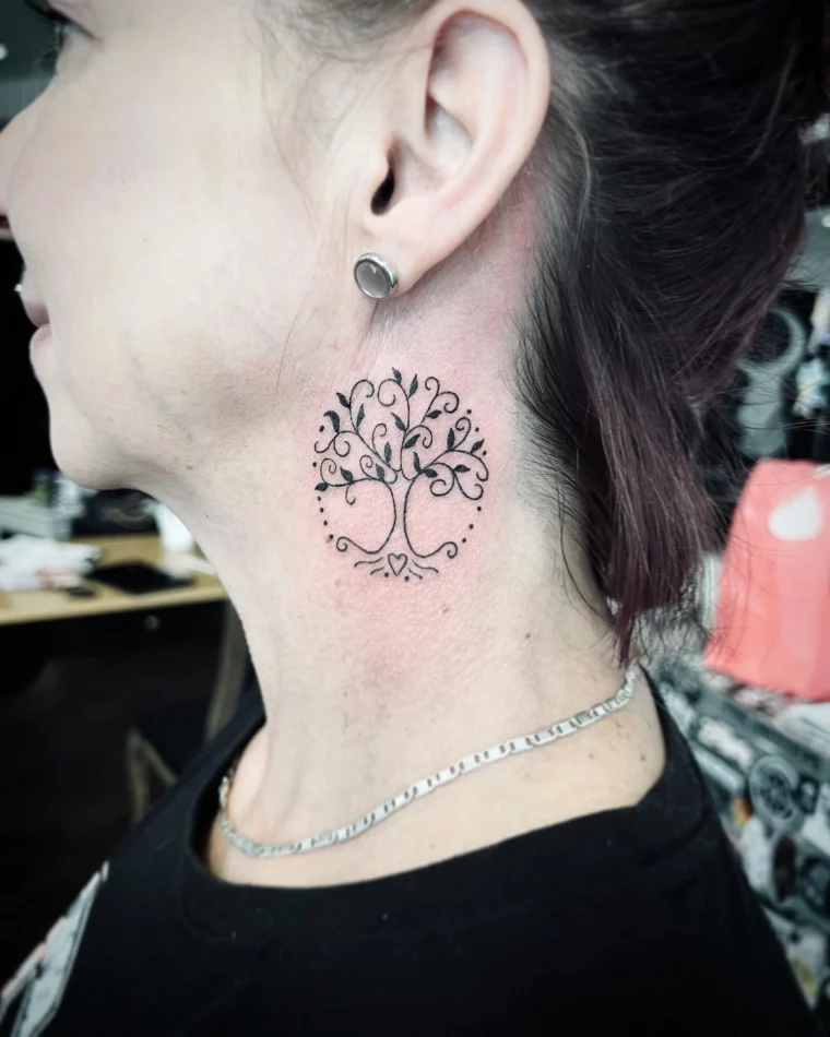 tatouage derriere oreille femme dessin motif vegetal branches feuilles