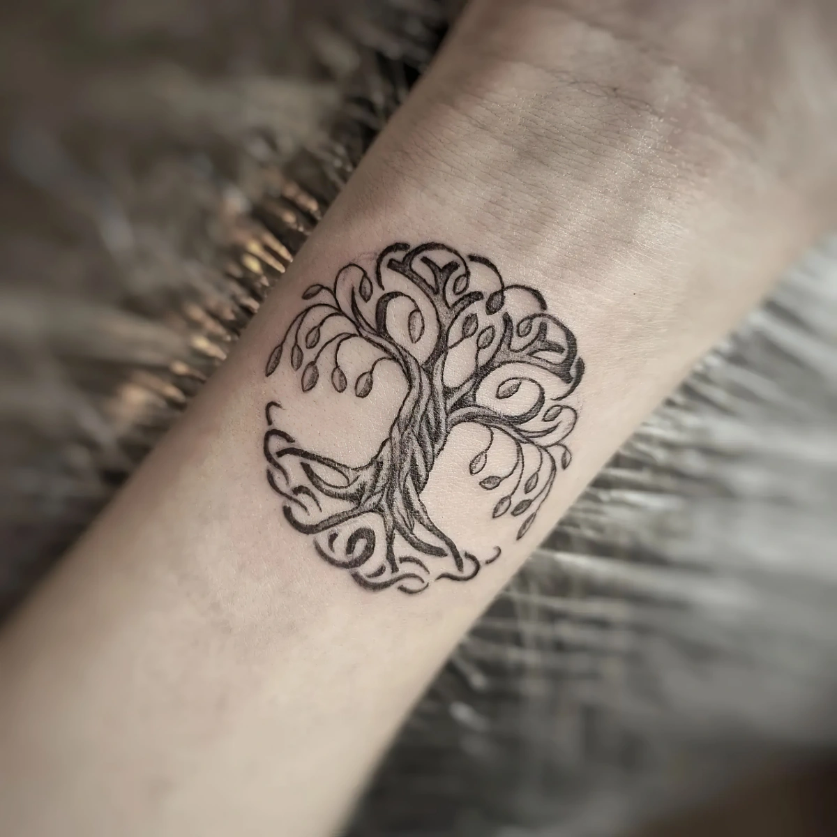 tatouage poignet symbple arbre de vie feuilles racines branches