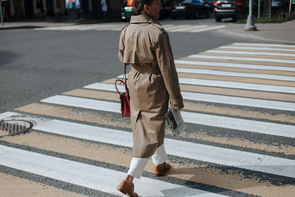 trench coat beige accessoires mode sac main cuir couleur rouge