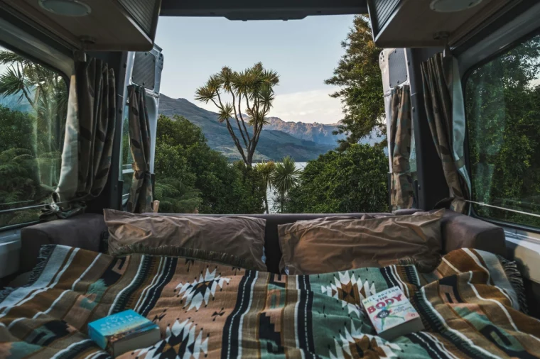 vue paysage nature voyage camionette coussins lit livres rideaux