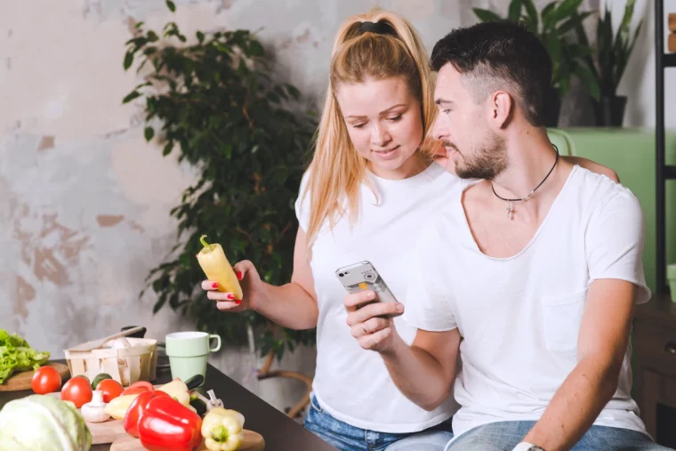 activite de couple a la maison homme et femme qui font a manger