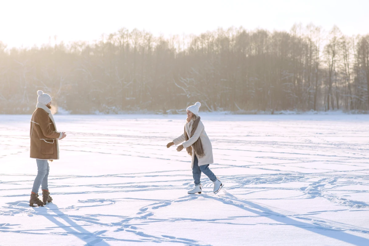 activites a l exterieur pour couple deux personne a la neige