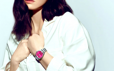 comment adopter le style old money via les accessoires femme tenue blanche montre de luxe