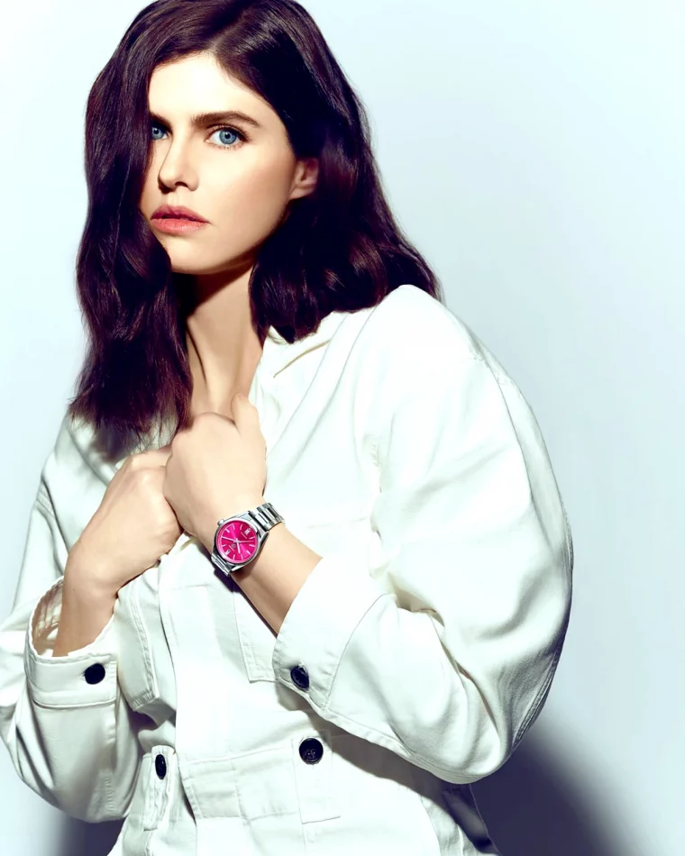comment adopter le style old money via les accessoires femme tenue blanche montre de luxe