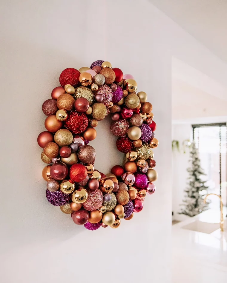 creation pour noel diy couronne boules de noel mur blanc