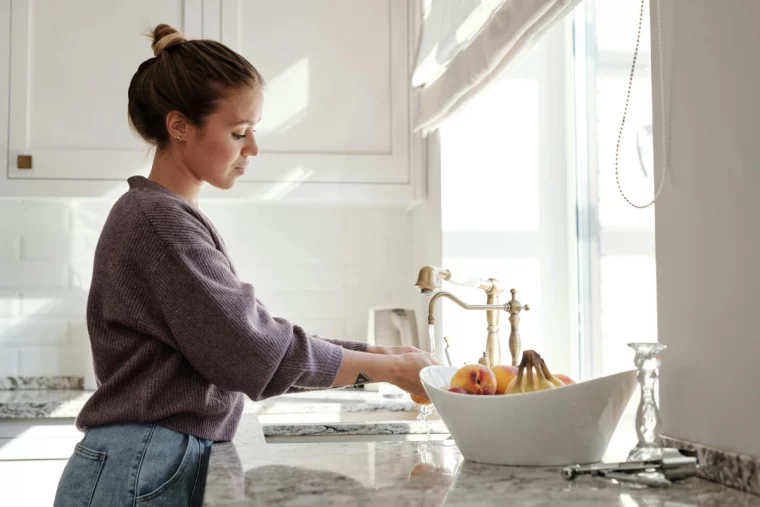 cuisine blanche surface marbre fenetre stores panier fruits robinet