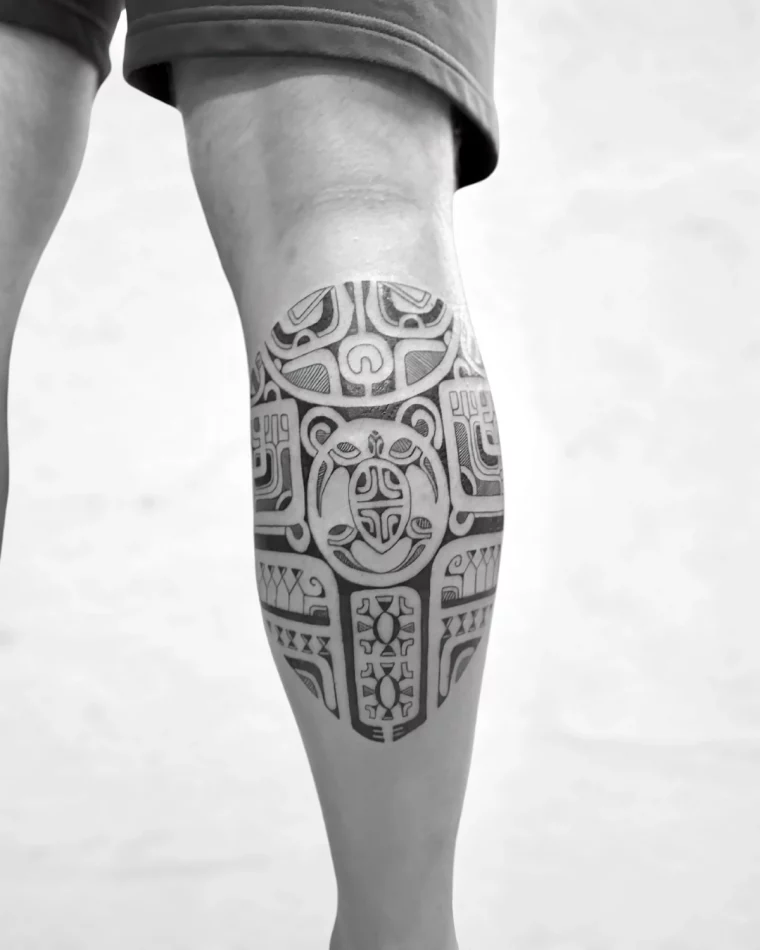 dessin tribal peau homme jambe tatouage tortue lignes geometriques